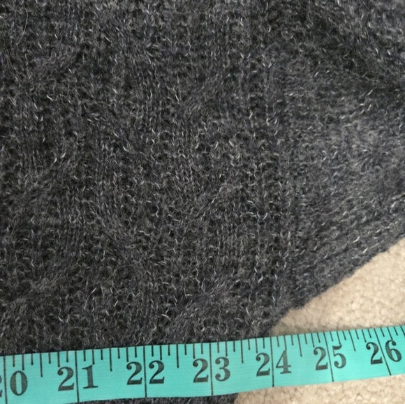 MADEWELL Alpaca Blend Lightweight Gray V-Neck Cable Knit Sweater. Medium - Picture 7 of 10